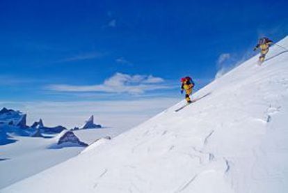 Os alpinistas Conrad Anker e Jon Krakauer esquiando no monte Kubus, na Terra da Rainha Maud, na Antártida.