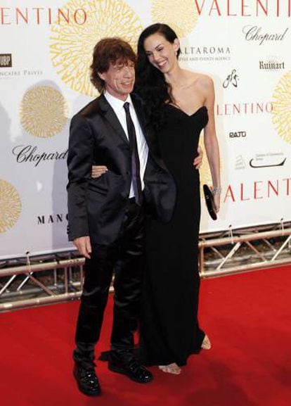 Mick Jagger com a estilista L'Wren Scott, em 2007. Eles começaram a namorar em 2001 e ficaram juntos até que ela se suicidou, em 2014