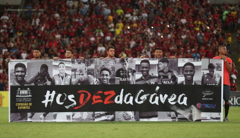 Garotos que morreram em incêndio foram homenageados no Maracanã.