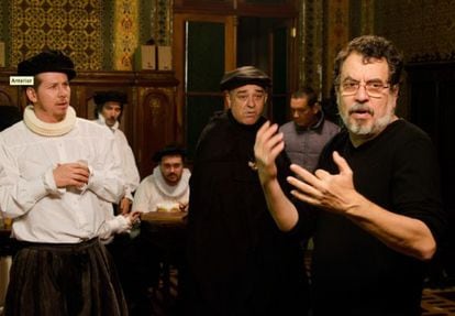 Atores ensaiam a peça 'O mercado de notícias' com Jorge Furtado (à direita).