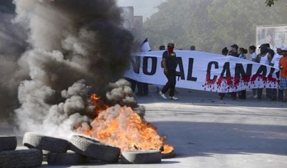 Protestos contra o canal.
