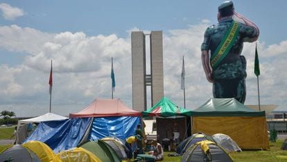 Integrantes do Movimento Pátria Amada acampam no gramado do Congresso Nacional em novembro de 2015