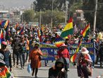 AME6252. SACABA (BOLIVIA), 04/08/2020.- Cientos de manifestantes protestan contra el nuevo aplazamiento de las elecciones bolivianas, este martes en Sacaba (Bolivia). Las protestas contra el nuevo retraso en los comicios generales, aplazados esta vez del 6 de septiembre al 18 de octubre, continuaron este martes en distintas partes de Bolivia. EFE/Jorge Ábrego