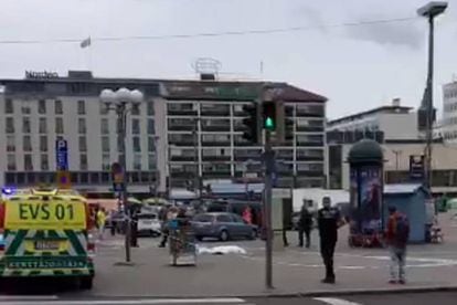Agentes de polícia no local do ataque em Turku, na Finlândia, nesta sexta-feira