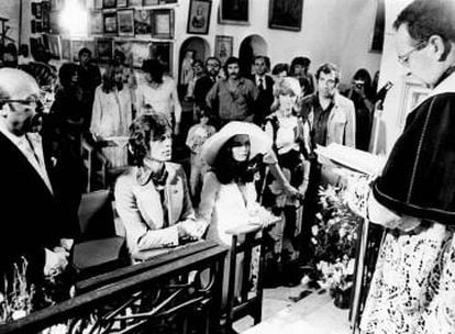 Mick Jagger e Bianca Pérez, no dia do seu casamento, na França, em 1971. Ele tinha 28 anos, e ela, 26. Separaram-se em 1979, depois de terem uma filha, Jade. Ao fundo, se vê Keith Richards conversando com uma moça.