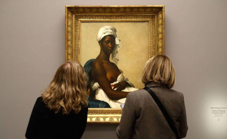 Mulheres contemplam a obra 'Retrato de Madeleine' (1800), de Marie-Guillemine Benoist, no Museu d’Orsay
