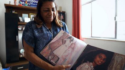 Marinete Silva, mãe de Marielle, mostra álbum da filha em cena do documentário que será lançado na próxima semana.
