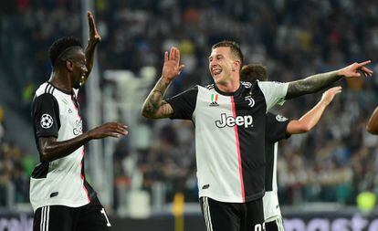 Matuidi e Bernadeschi comemorando o segundo gol da Juventus.