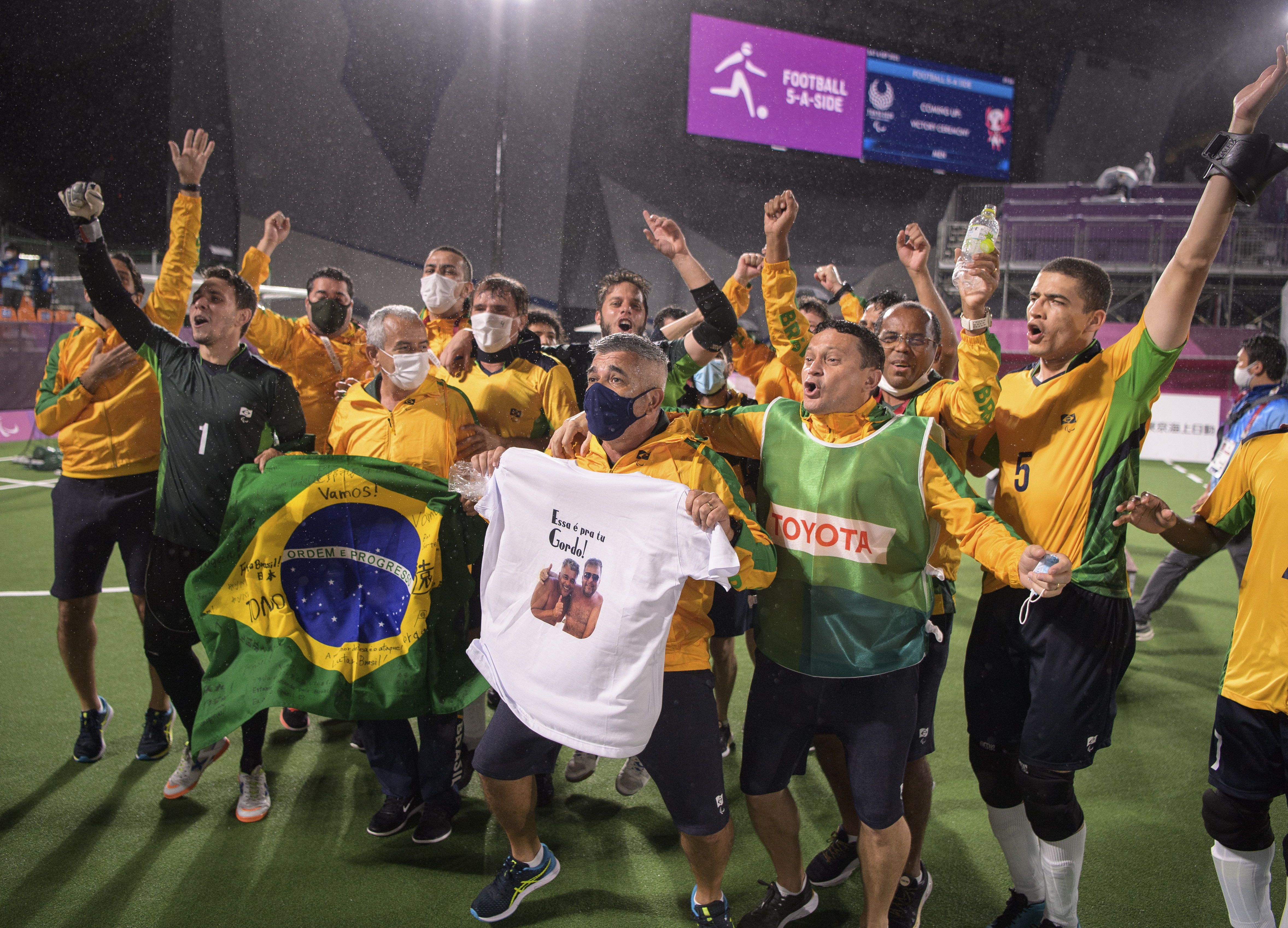 A equipe brasileira celebra a vitória final, sobre a Argentina. 
