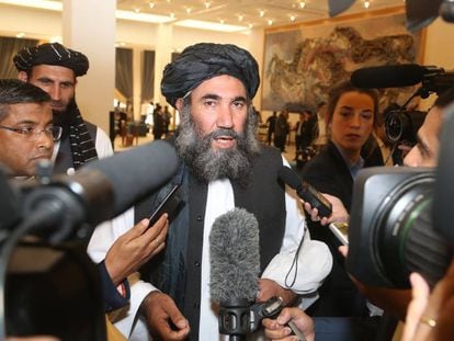 O líder do Talibã, Abdul Salam Zaeef, fala com a imprensa neste sábado em Doha.