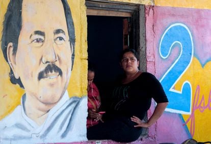 Uma mulher sentada ao lado de uma imagem de Daniel Ortega na cidade de Catarina (Nicarágua), em outubro de 2020.
