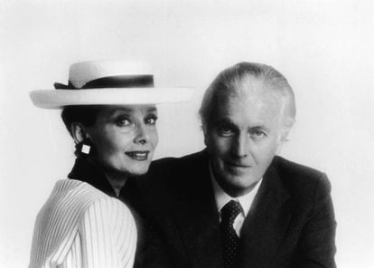 O estilista francês Hubert de Givenchy, 91, com Audrey Hepburn, nos anos 1980.
