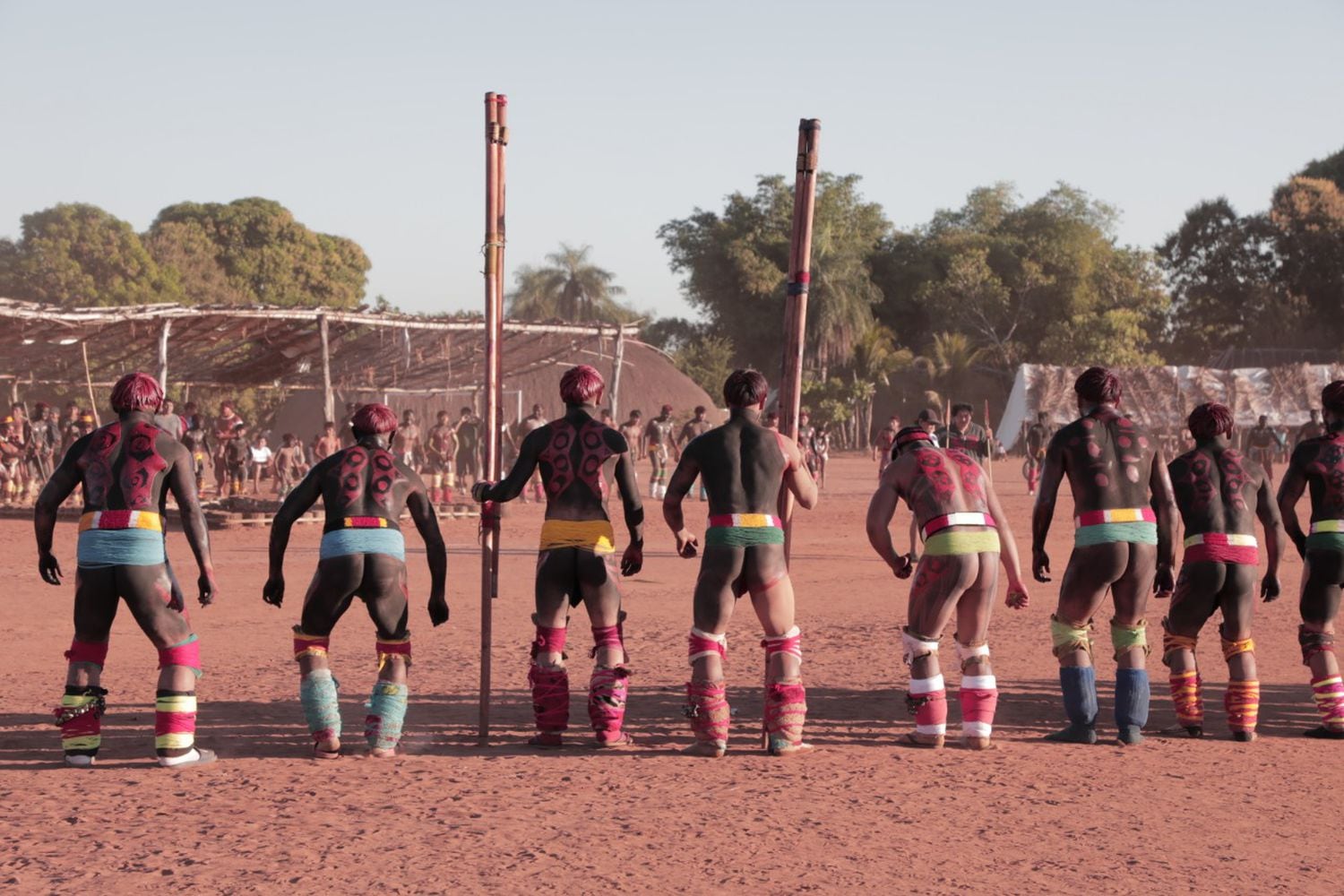 Indígenas na festa do Kuarup, um ritual para chorar os mortos, no Xingu.