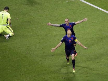 Robben e Sneijder comemoram um dos gols, com Casillas no chão.