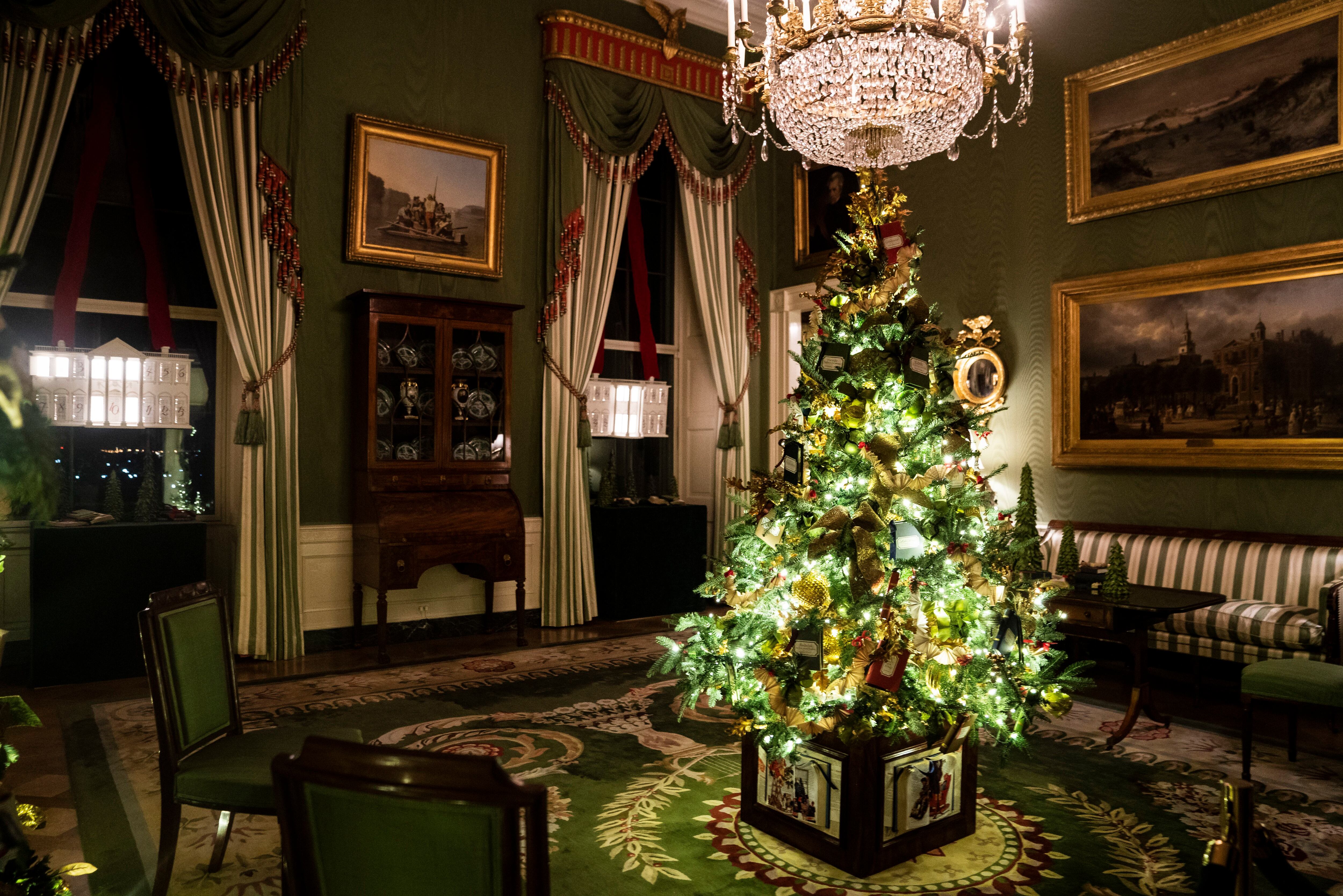 O Salão Verde com as novas cortinas que colocou Melania Trump, decorado neste Natal. |