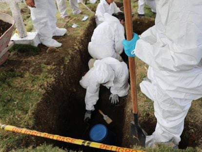 Exumação de supostas vítimas de execuções extrajudiciais no cemitério de Dabeiba, no Departamento de Antioquia.