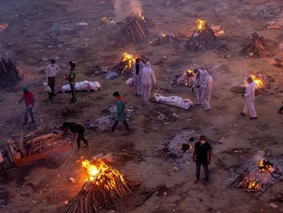 Vista general de un crematorio improvisado de víctimas de la covid en Nueva Delhi (India), el 23 de abril.