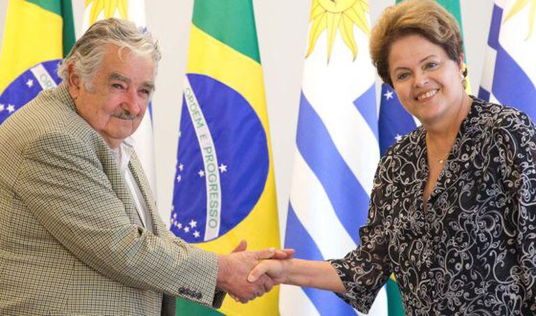 Mujica cumprimenta Dilma no Palácio do Planalto nesta sexta-feira.