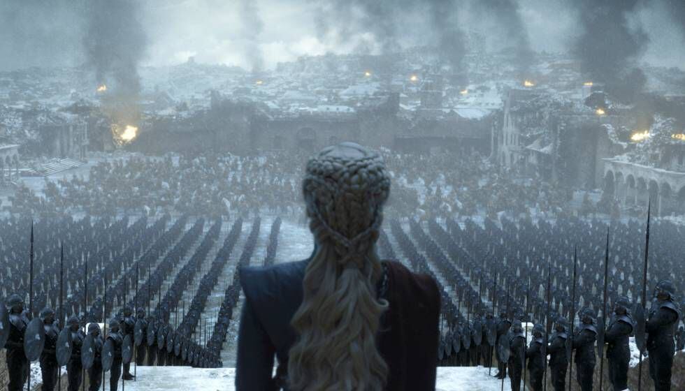 A atriz Emilia Clarke em uma cena da temporada final de 'Game of Thrones'.