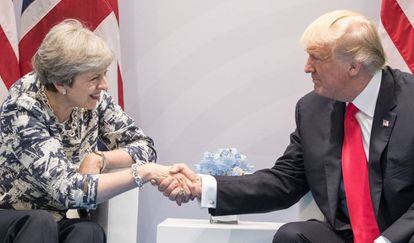 Theresa May e Donald Trump no segundo dia da cúpula do G20 em Hamburgo.
