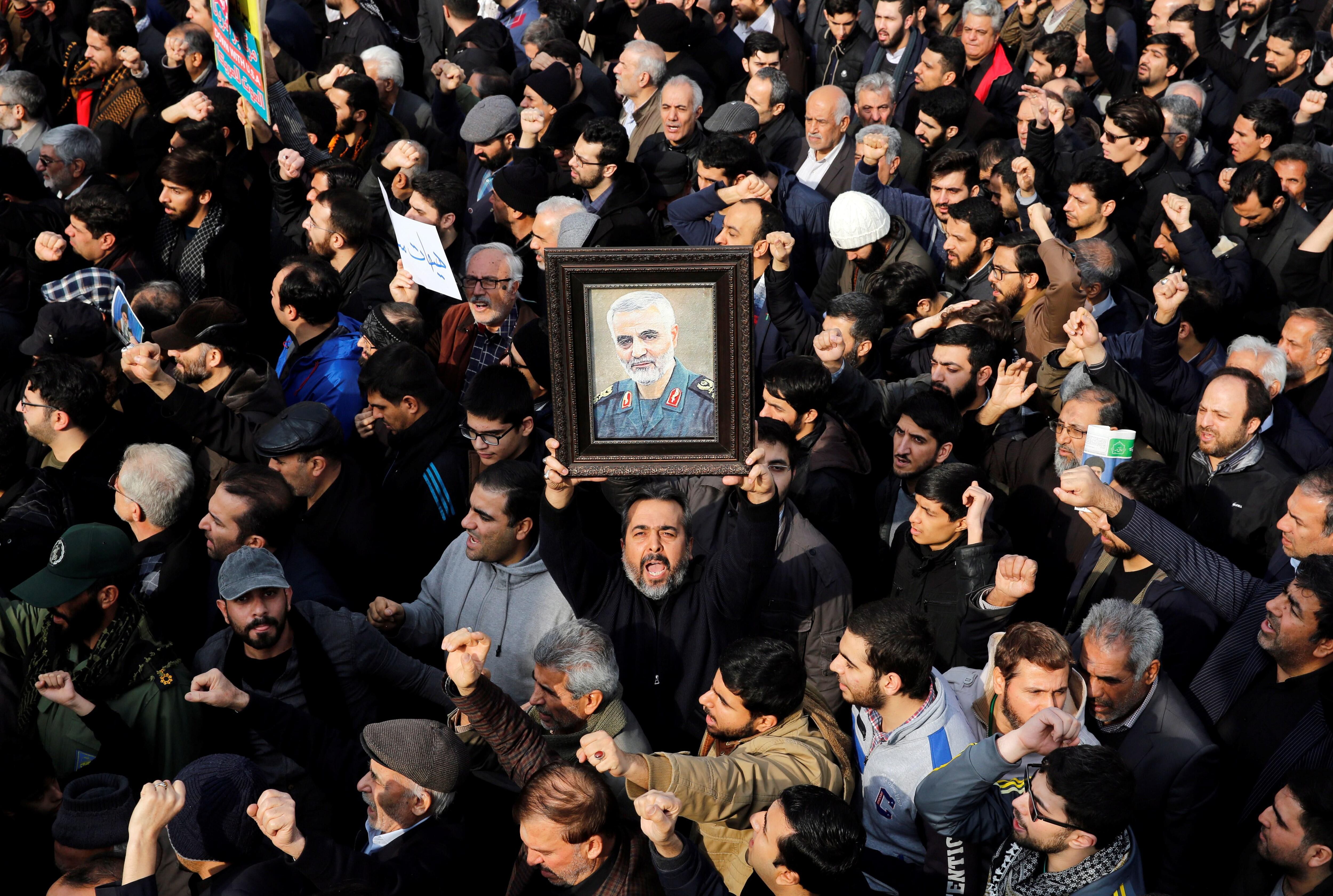 Manifestante segura retrato do falecido comandante da Guarda Revolucionária do Irã, Qasem Soleimani, durante protesto contra os EUA em Teerã. 