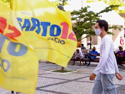 Bandeiras da candidatura de José Sarto (PDT) no centro de Fortaleza.