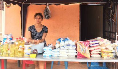 Teresa González fez da calçada uma venda onde tem até camisinha.