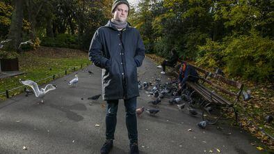 Mark O’Connell fotografado no parque St. Stephen’s, em Dublin.