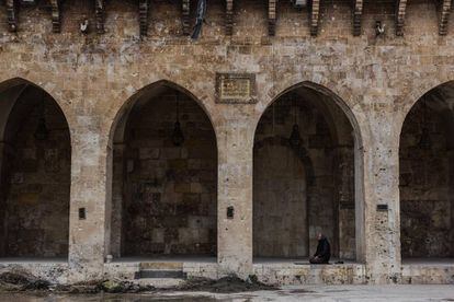 Os moradores da cidade voltam a rezar na Grande Mesquita de Aleppo, depois dos conflitos na semana passada.