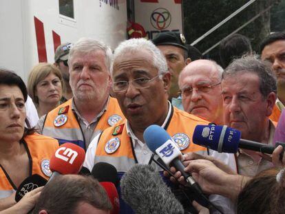 O primeiro-ministro português, António Costa, fala com a imprensa na zona afetada.