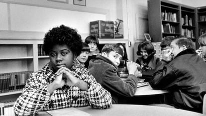 Foto de 1954 mostra Linda Brown no colégio contra o qual entrou na Justiça.