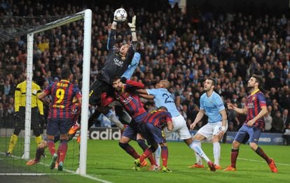 Valdés atalha uma bola aérea.