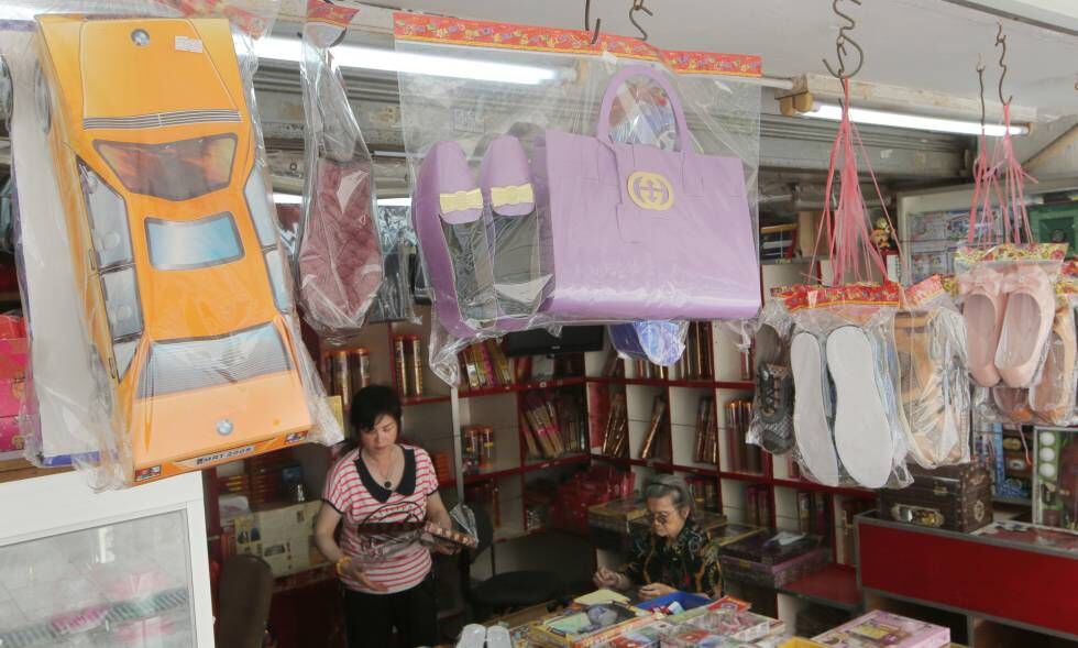 Venda de produtos feitos de papel em Hong Kong.