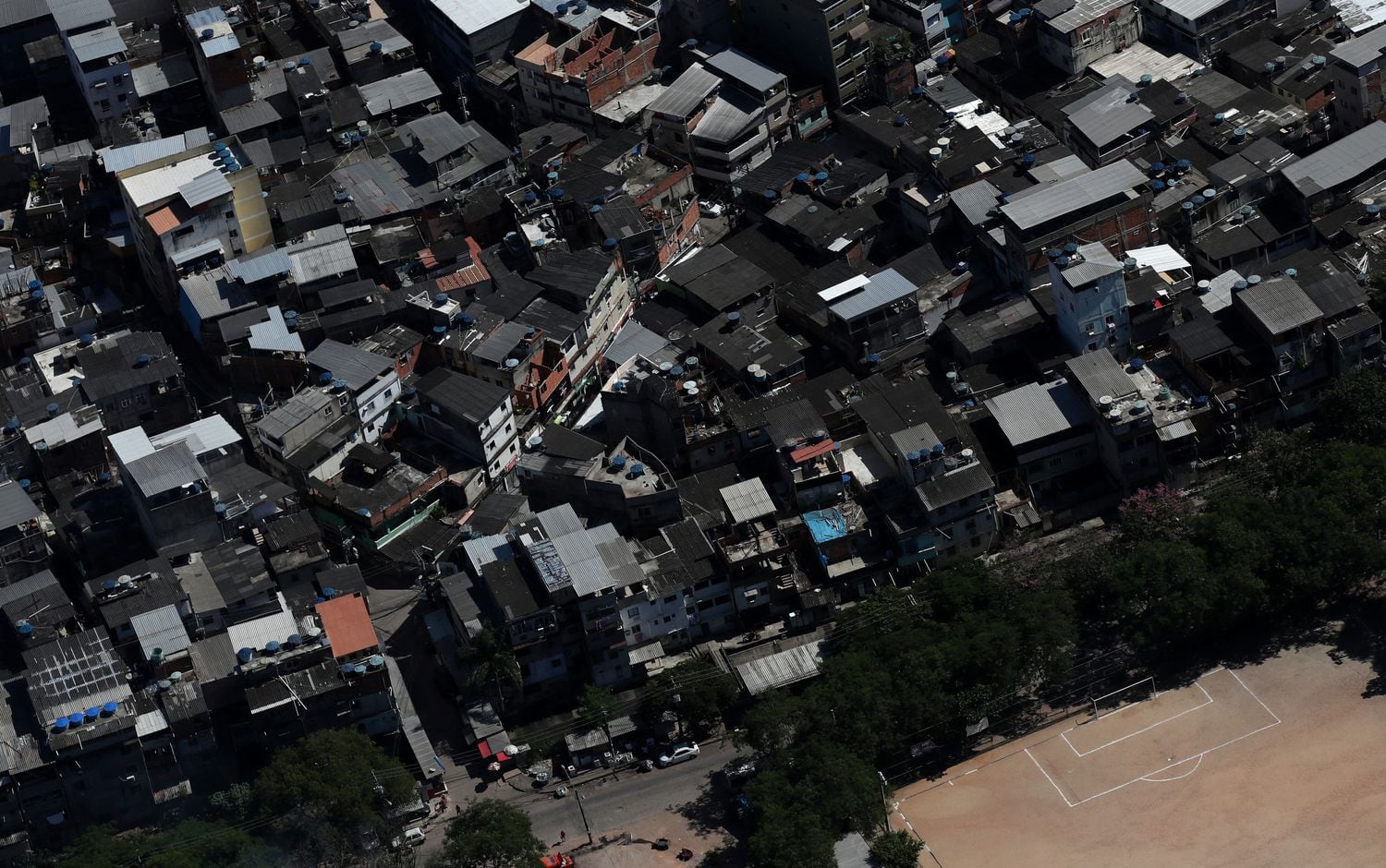 Vista área da comunidade Rio das Pedras, dominada pela milícia, no Rio de Janeiro.