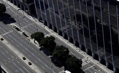 Vista aérea da avenida Presidente Vargas, uma das mais importantes do Rio de Janeiro, vazia pela pandemia.