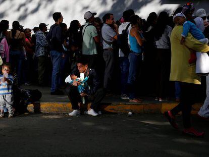 Fila em uma loja de comestíveis em Caracas.