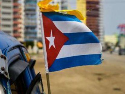 Uma bandeira cubana em uma praia da Flórida.