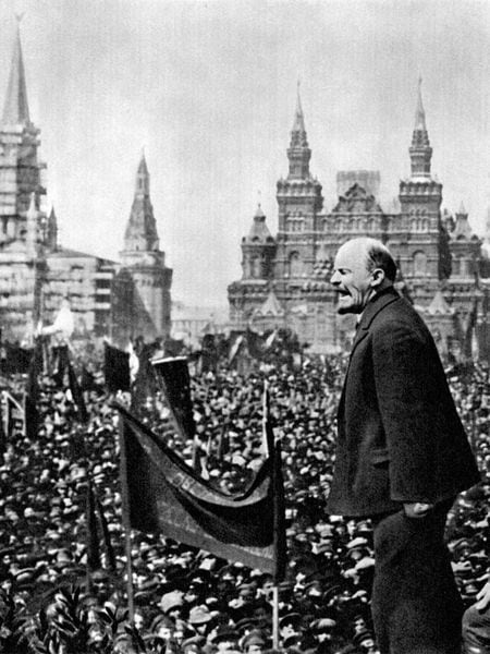 Lênin faz um discurso na Praça Vermelha de Moscou nas comemorações de 1o de maio de 1919.