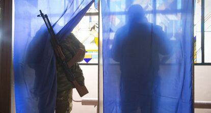 Rebeldes pró-russos votam em uma seção eleitoral em Donetsk.