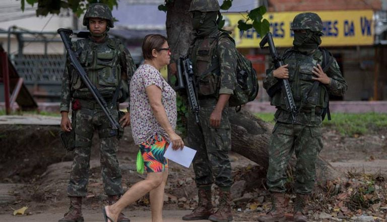 Soldados patrulham favela Vila Kennedy, no Rio, na última sexta.
