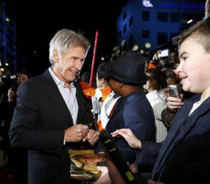 Harrison Ford atende os fãs na sua chegada à estreia.