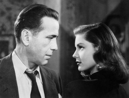 Humphrey Bogart e Lauren Bacall olham-se nos olhos em ‘à Beira do Abismo’.