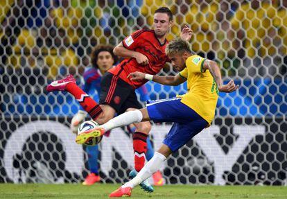 Neymar chuta a gol para o Brasil.