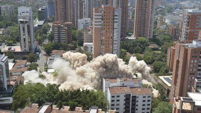 Momento da demolição do edifício Monáco, em Medellín