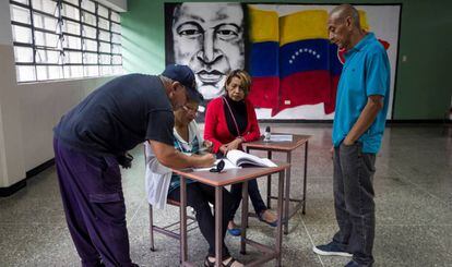 Pessoas votam nas elei&ccedil;&otilde;es municipais da Venezuela.