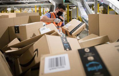 Funcionário escaneia um pacote num armazém da Amazon em Kegworth, na Inglaterra.