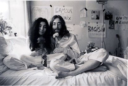 O cantor John Lennon posa de pijama na cama com sua mulher, Yoko Ono.