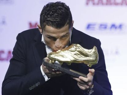 Cristiano Ronaldo beija a Chuteira de Ouro.