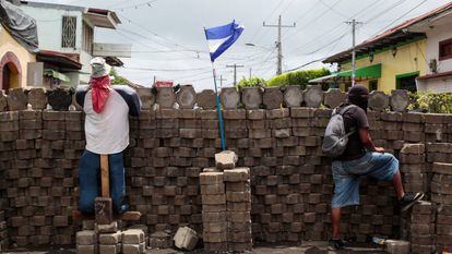 Um manifestante em uma barricada em uma comunidade indígena da Nicarágua.