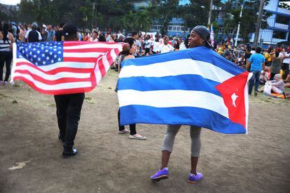 Bandeiras dos EUA e Cuba no show dos Rolling Stones em Havana.